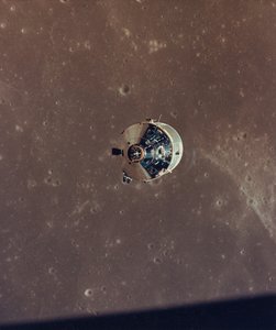 Apollo 11 kommando- og servicemoduler fotograferet fra Lunar Module in Orbit, 1969. af NASA Images