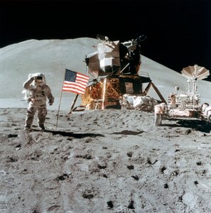 Astronaut James Irwin 1930-1991 giver en hilsen på Månen, 1971.