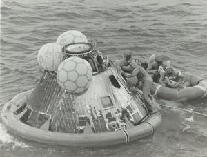 [Astronauter i redningsbåd efter Apollo 11 Splashdown], 1969.