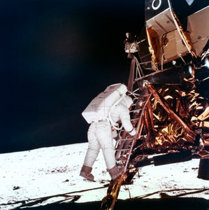 Edwin Buzz Aldrin stiger ned ad trappen til Lunar Module-stigen for at gå på Månen, 1969.