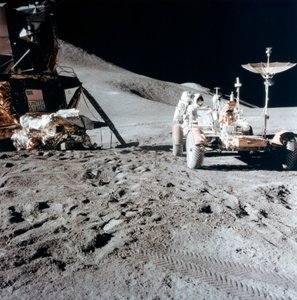 James Irwin 1930-1991 med Lunar Roving Vehicle under Apollo 15, 1971. af NASA Images