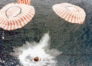 Apollo 15-kapslen lander sikkert på trods af en faldskærmsfejl, Mid-Pacific Ocean, 1971. af NASA Images