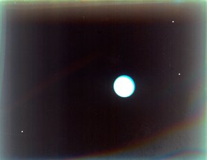 Uranus med satellitterne Miranda, Ariel og Umbriel, fra Voyager 2, 24. januar 1986. af NASA Images