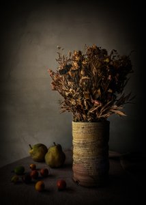 Stemningsfuldt blomsterstilleben af NOB NOZA