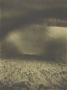 Interiør af Le Géant Inflating, 1863. af Nadar