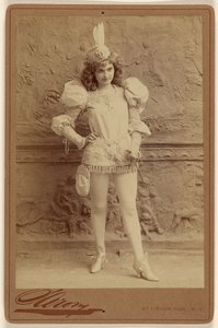 [Uidentificeret skuespillerinde i kostume, stående] af Napoleon Sarony