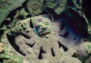 Forgyldt kobberrangle af halshugningsgud i Moche-kongegraven til den gamle herre af Sipan