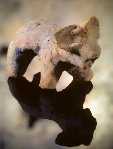 Neolitisk lerskulptur af et elefantlignende pattedyr fra Catal Huyuk af Nathan Benn