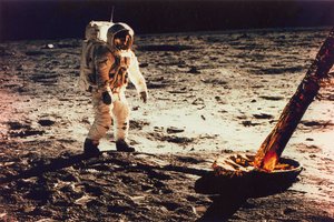 Buzz Aldrin går på månens overflade nær et ben på månemodulet, 1969.