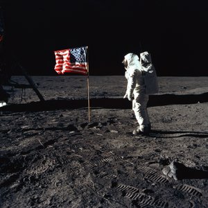 Buzz Aldrin og det amerikanske flag på månen, 1969.