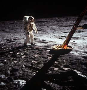 Buzz Aldrin ved benet af månemodulet, Apollo II Mission, juli 1969. af Neil Armstrong