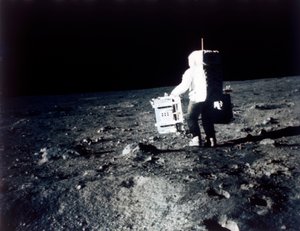 Buzz Aldrin udfører et eksperiment på månens overflade, Apollo II mission, juli 1969. af Neil Armstrong