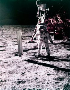 Buzz Aldrin installerer solvindfanger på Månens overflade, Apollo 11 mission, juli 1969.
