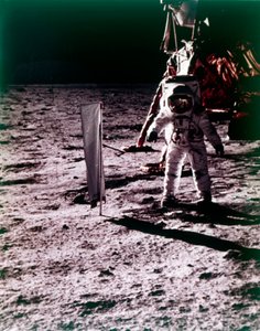 Buzz Aldrin installerer solvindfanger på Månens overflade, Apollo 11 mission, juli 1969.