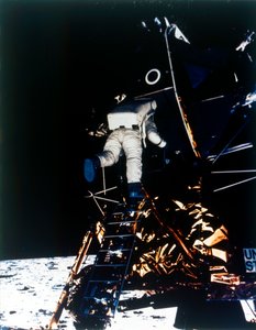 Buzz Aldrin nedstammer fra Lunar Module, Apollo II mission, juli 1969. af Neil Armstrong