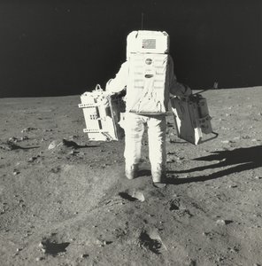 Buzz Aldrin på månen med komponenter fra den tidlige Apollo Scientific Experiments Package, 1969. af Neil Armstrong