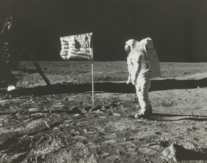 Buzz Aldrin på månen med det amerikanske flag, 1969.