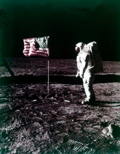 Buzz Aldrin står ved siden af det amerikanske flag på Månens overflade, juli 1969.
