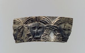 Cloisonné-møbler eller plakette til kosmetikæsker med tre frontale hoveder, ca. 8.–7. århundrede f.Kr. (elfenben) af Neo Assyrian