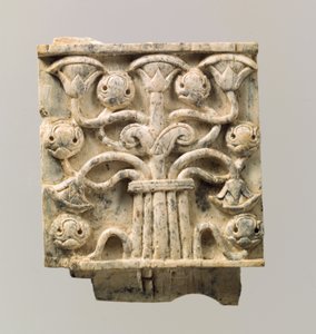 Møbelplade udskåret i relief med stiliseret træ, ca. 8.–7. århundrede f.v.t. (elfenben) af Neo Assyrian