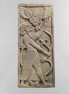 Møbelplade udskåret i relief med en mandsfigur, der griber et træ, ca. 8. århundrede f.Kr. (elfenben)