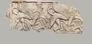 Møbelplade udskåret i relief med to falkehovedede sfinkser, der tramper fanger, ca. 9.-7. århundrede f.Kr. (elfenben)