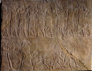 Musikerne fra Army of Ashurbanipal. Lavrelief i kalksten omkring 640 f.Kr. (Neo-assyrisk periode, v.1000-612 f.Kr.). Opdaget i Nineve, Mesopotamien. Louvre-museet.