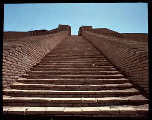 Udsigt over trappen til den rekonstruerede ziggurat, 2050 f.Kr