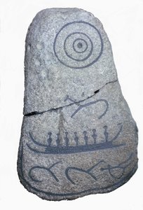 Et skib trækker på en runesten, en fresko fra den yngre stenalder. Københavns Nationalmuseum. Danmark.