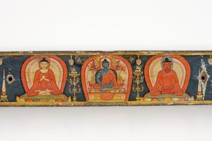 Manuskript til De fem beskyttelser, forside, 1138 (ugennemsigtigt toilet og blæk på træ)