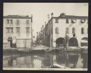 Udsigt over en gade i Venedig Venedig - Calle Doria (titel på objekt) af Neue Photographische Gesellschaft