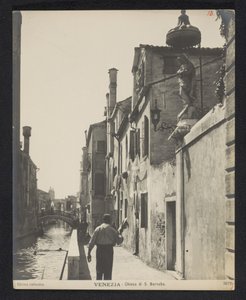 Kade langs de Chiesa di San Barnaba te Venetië Venedig - S. Barnaba-kirken (titel på objektet) af Neue Photographische Gesellschaft