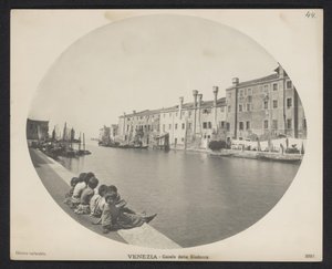 Børn på kajen langs en kanal i Venedig Venedig - Canale della Giudecca (titel på objektet) af Neue Photographische Gesellschaft