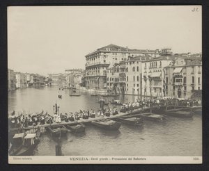 Procession over en pontonbro på Canal Grande i Venedig under Festa del Redentore Venedig - Canal Grande - Processione del Redentore (titel på objekt)