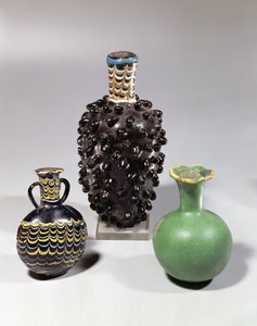 Egyptiske vaser: drueklase, granatæble og bølgemotiv (glas) af New Kingdom Egyptian