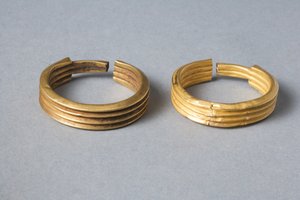 Bøjle øreringe, 18.-19. dynasti (guld)