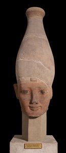 Faraos hoved bærer den hvide krone af Øvre Egypten, ca. 1400 f.Kr. (lertøj)