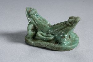 Scaraboid af to sammenføjede frøer, 18.-19. dynasti, 1540-1186 f.Kr. (fajance) (se 270367 for underside)