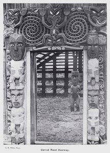 New Plymouth, New Zealand: Udskåret Maori Doorway (s/h foto) af New Zealand Photographer