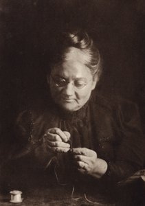 "At tråde nålen" (s/h-foto) af Nichol Elliot