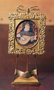 Dronning Elizabeth I spiller lut (miniature inklusive messingstand) (se også 75751)