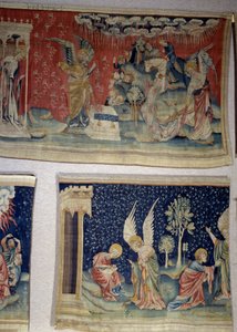 Ophængning af åbenbaring (1373-1383), n. 61: den femte engel hældte sin flaske på Betes trone, den sjette tomme på Eufrat. Nedenfor, n. 70, dikterer tjenestens ledsager Sankt Johannes og råder ham til at tilbede Gud og ikke ham. Tapestry af Ni af Nicolas Bataille