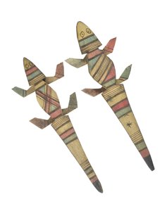 Udskårne krokodillefigurer i træ dekoreret med røde, grønne og sortmalede geometriske mønstre, Hausa People, Kano, Nordlige Nigeria (malet træ)