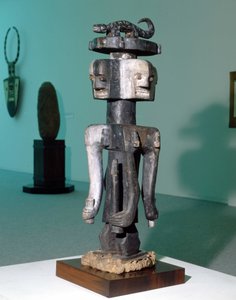 Folkets kunst "" Ijo"" (Nigeria). Skulptur, der forestiller en kultkarakter sandsynligvis en fallisk gud.