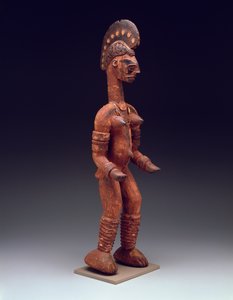 Stående kvindefigur, slutningen af det 19. til det 20. århundrede (polykromt træ med metal, fibre og perler)