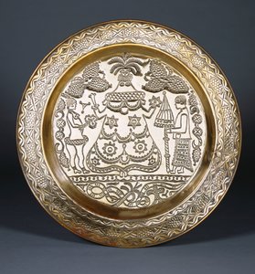 En Efik messingoplader præget med en central beklædt kvindefigur og to tjenere, der holder en vifte og en paraply
