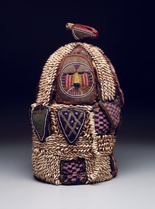 House of the Head Shrine (ile ori), slutningen af det 19. til begyndelsen af det 20. århundrede (læder, cowrie-skaller, glasperler, stof og metal)