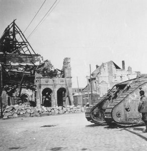 Britisk tank foran ødelagte bygninger, Peronne, Frankrig, Første Verdenskrig, c1916-c1918
