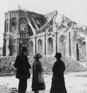 Skader på Notre Dame-kirken, Armentières, Frankrig, Første Verdenskrig, c1914-c1918