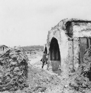 Udgravning lavet af beton og foret med bølgeblik, 1. verdenskrig, c1914-c1918